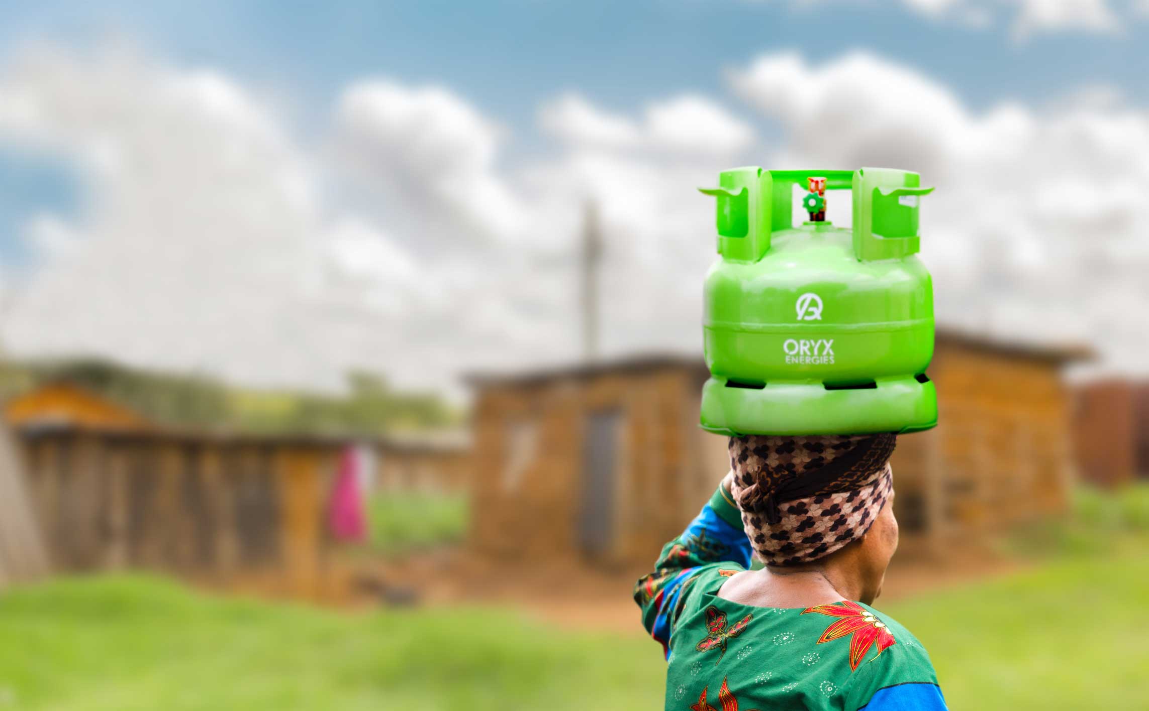 South-Africa_Lady-carrying-Green-LPG-bottle